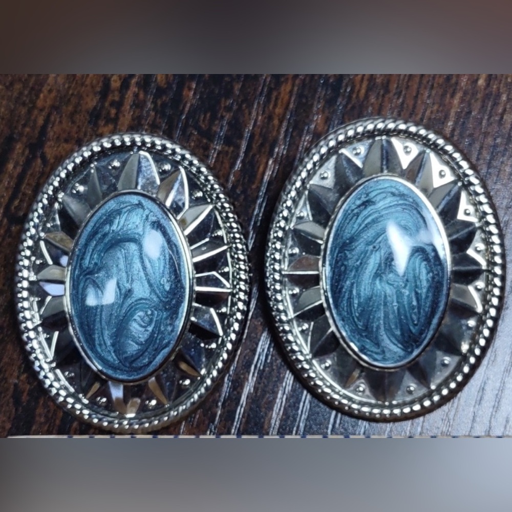 🚩 🆕 Western Concho Blue Swirl enameled
earrings with post backs. Size: OS